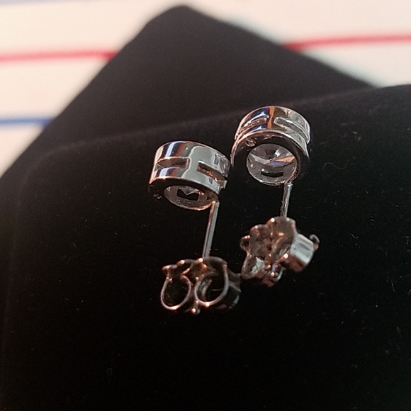 Rodium plated CZ stud - Picture 3 of 3